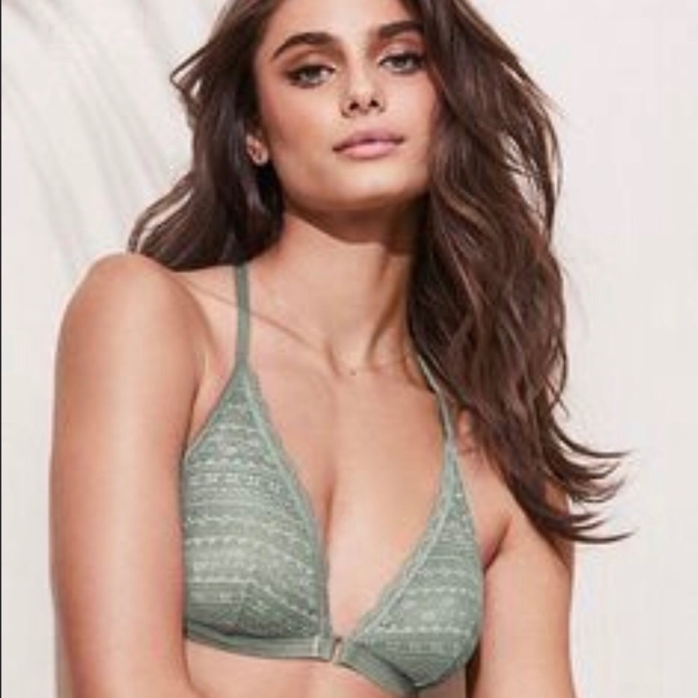 Victoria’s Secret Front-Close Triangle Bra NWT